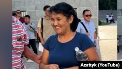 Рита Карасартова 23-июнда үй камагына чыгарылган. Биринчи май райондук соту. Бишкек. 2023-жыл.