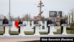 Зліва направо: прем’єр Словаччини Едуард Геґер, президент Молдови Майя Санду, президент України Володимир Зеленський, прем’єр Словенії Роберт Голоб і прем’єр Хорватії Андрей Пленкович під час відзначення річниці визволення міста Буча від армії РФ. Буча, 31 березня 2023 року