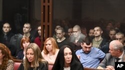 Фотографія із незаконного судового процесу над громадянами України, зокрема воїнами полку НГУ «Азов» у Ростові-на-Дону. Серед військовополонених на фото(за склом) є і цивільні українські бранці країни-агресора. Росія, 14 червня 2023 року