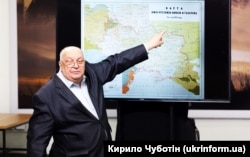 Директор Інституту української мови Павло Гриценко під час презентації фотолітопису «Нескорена Україна у війні цивілізацій». Він вказує на діалектичну мапу української мови станом на 1871 рік. Київ, 17 квітня 2024 року