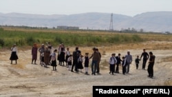 Юные жители Бахористона должны идти до школы 10 км  