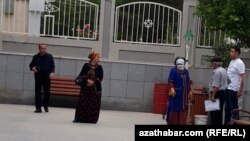 Döwlet edaralarynyň biriniň howlusynda duran ýaşaýjylar (Illýustrasiýa suraty)