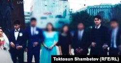 Иликтөөдөн алынган скриншот. Рустам Жапаров (оң тарапта экинчи) Арген Кадырбеков үйлөнүү тоюнда (колуктунун жанында турат).