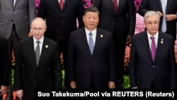 Президент России Владимир Путин, председатель КНР Си Цзиньпин и президент Казахстана Касым-Жомарт Токаев в первом ряду среди иностранных лидеров, собравшихся на групповую фотосессию на 3-м форуме "Один пояс - один путь" в Доме народных собраний в Пекине. 18 октября 2023 года