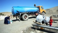 Су тапшы аймақта су таратып жүрген көлік. Иран