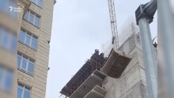 Подъемные краны для транспортировки стройматериалов ...или рабочих?