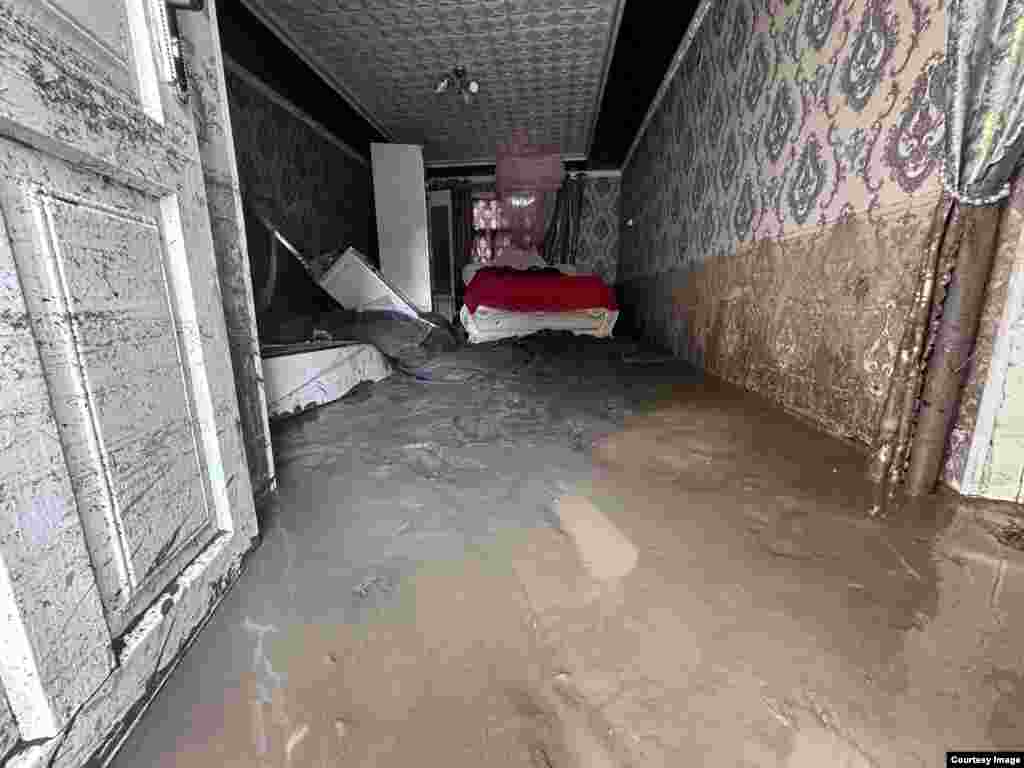 Согласно официальной информации, около 16:10 28 июня в селе Абшыр-Ата Кулатовского айыльного аймака из-за сильного дождя переполнился селеотводной канал Шаран-Сай.