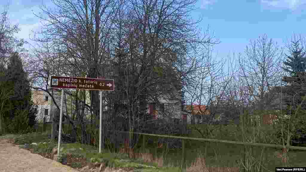 XV гасырда Балтыйк диңгезеннән алып Кара диңгезгә кадәр җирләрне биләгән Литва Кенәзлегенә көньякта кырымтатарлар яшәгән мөселман җирләре дә кергән. Татарлар литва җирләренә XV гасыр башында күченгән. Биредә аларны Литва татарлары дип йөртәләр. Алар туган телләрендә инде сөйләшми, әмма диннәре һәм татар-мөселман исемнәре сакланган.