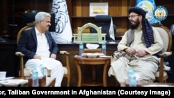 په افغانستان کې د طالبانو د حکومت د کورنيوو چارو مرستيال وزیر محمد نبي عمر د خپل پاکستاني سیال خرم اغا سره