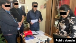 Момент задержания судьи. Фото ГКНБ.