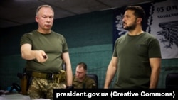 Командувач Сухопутних військ ЗСУ генерал-полковник Олександр Сирський (ліворуч) доповідає Президенту України Володимиру Зеленському про ситуацію в Бахмутському районі. Донецька область 5 вересня 2023 року