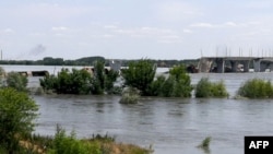 На світанку 6 червня стало відомо про часткове руйнування дамби Каховської ГЕС. Українська влада звинуватила у підриві дамби російські окупаційні сили