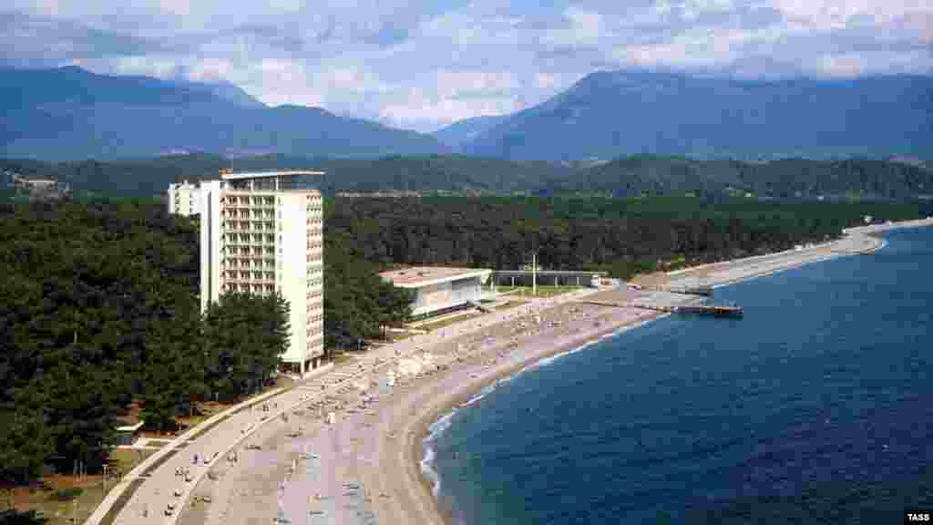 Пицунда в советское время стала популярным и престижным курортом. Там любили отдыхать почти все лидеры СССР.