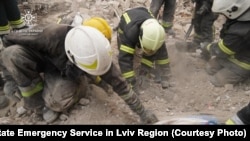 Момент, коли рятувальники знайшли одне із тіл на місці влучення російської ракети у Золочівському районі Львівщини. Повністю знищені два приватних будинки. Відомо по 5-х загиблих. Люди спали у себе вдома. Україна, 9 березня 2023 року
