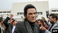 د تحریک انصاف یو پلوي د ګوند د مشر عمران خان د څهرې تمبوزک (ماسک) پر مخ لګولی دی - د فبرورۍ ۲۹مې انځور.