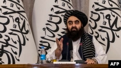 امیر خان متقي په کابل کې یوې خبري غونډې ته وینا کوي - انځور له ارشیفه. 