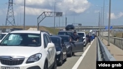 Автомобильная пробка на въезде на Керченский мост. Скриншот из записи Крым.Реалии (архивное фото)
