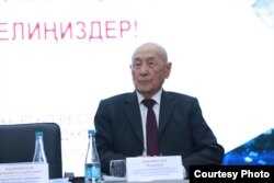 Постсоветтик Жогорку Кеңештин алгачкы төрагасы Медеткан Шеримкулов эгемен Кыргыз Республикасынын туңгуч өкмөт башчысы Насирдин Исановдун 80 жылдыгына арналган илимий жыйында . ОшМУ, Ош шаары, Кыргызстан. 31.8.2023.