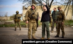 Президент України Володимир Зеленський під час відвідин передових позицій українських захисників у Авдіївці на Донеччині, 18 квітня 2023 року