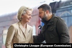Один з візитів президентки Єврокомісії Урсули фон дер Ляєн до Києва. На вокзалі біля потяга її зустрічає президент Володимир Зеленський