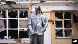 Лениндин эстелиги бузулду. Сужа шаары, Курск облусу, Орусия. 16.8.2024.