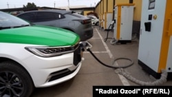Электромобилдерди кубаттоо учуру. Иллюстрациялык сүрөт.