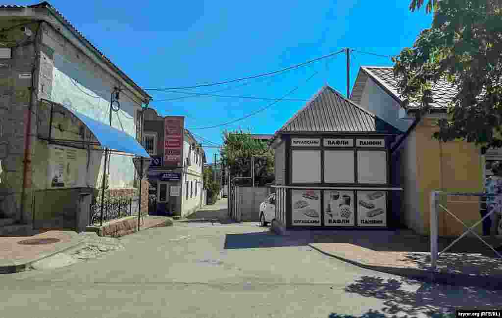 Туристического оживления за пределами района городской набережной явно не наблюдается,&nbsp;Судак, Крым, начало августа 2024 г.