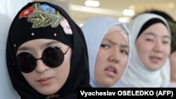 Кыргызские девушки на мероприятии в Бишкеке, приуроченном к Всемирному дню хиджаба