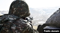 Հայաստանի ԶՈՒ զինծառայողը սահմանին մարտական հերթապահության ժամանակ, արխիվ
