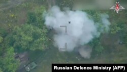 Саҳнае аз видеои Вазорати дифои Русия, ки 8 августи соли 2024 нашр шудааст ва ҳамлаи як бесарнишини Русия ба мошинҳои зиреҳии Украина дар Суджа, вилояти Курскро нишон медиҳад.