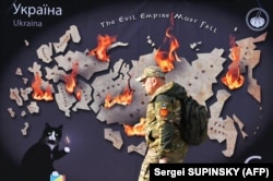 Банер у центрі столиці України із зображенням мапи Росії у вогні та написом англійською: «Імперія зла має впасти». Київ, 26 жовтня 2023 року