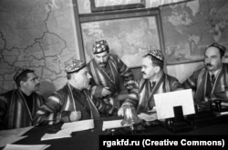 Радянські очільники (зліва направо) Влас Чубарь, Клим Ворошилов, Йосиф Сталін, В’ячеслав Молотов і Яків Яковлєв в таджицькому національному вбранні під час прийому делегації передових колгоспників Таджикистану, 1935 рік