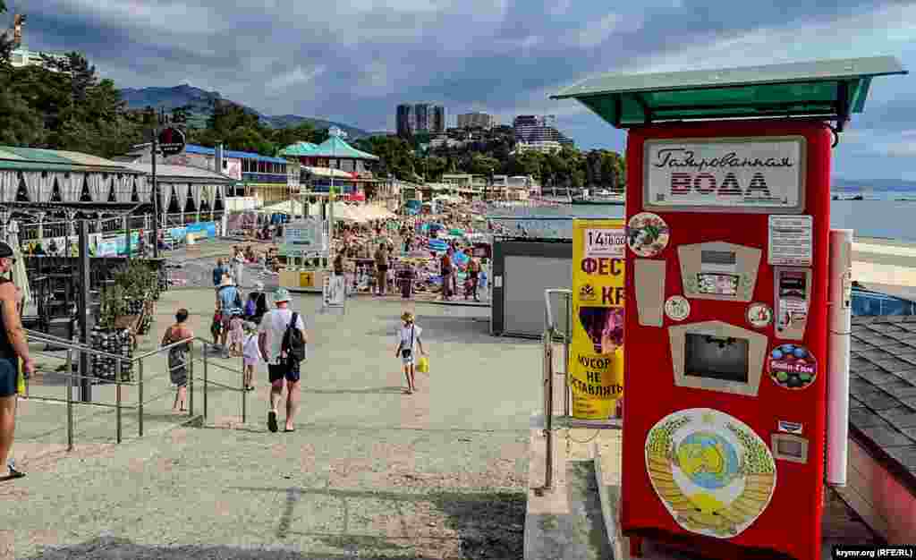 Центральний міський пляж Алушти заповнено щільно, середина серпня 2024 року