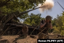 Українські військові з 43-ї ОАБр ведуть обстріл по російських силах у Покровському районі, 8 серпня 2024 року