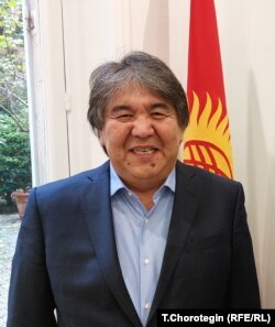 Садык Шер-Нияз, Кыргызстандын Франциядагы атайын жана ыйгарым укуктуу элчиси, Кыргызстандын ЮНЕСКОдогу өкүлү. Ал кыргызстандык либерал саясатчы, коомдук ишмер, демөөрчү, продюсер жана кинорежиссёр катары дурус таанымал. Париж. 21.11.2023.