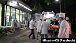 Жабыркаган балдар Сузактан Бишкекке жеткирилген учур. 