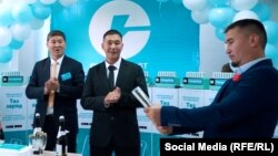 Charge fast компаниясынын Бишкектеги кеңсесинин ачылышы. Анын негиздөөчүсү Съездбек Сайназаров жана агасы Өмүрбек Сайназаров ортодо турат. 2023-жыл. 