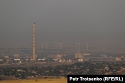 Вид на ветряные электростанции из города Конаева. Алматинская область