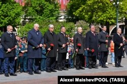 Çepden saga: Ermenistanyň premýer-ministri Nikol Paşinýan, Belarusyň prezidenti Aleksandr Lukaşenko, Gazagystanyň prezidenti Kasym-Žomart Tokaýew, Gyrgyzystanyň prezidenti Sadyr Žaparow, Russiýa Federasiýasynyň prezidenti Wladimir Putin, Täjigistanyň prezidenti Emomali Rahmon, Türkmenistanyň prezidenti Serdar Berdimuhamedow we Özbegistanyň prezidenti Şawkat Mirziýoýew Moskwadaky Näbelli soldatyň guburyna gül goýmak dabarasynyň barşynda. Moskwa, 2023-njy ýylyň 9-njy maýy.