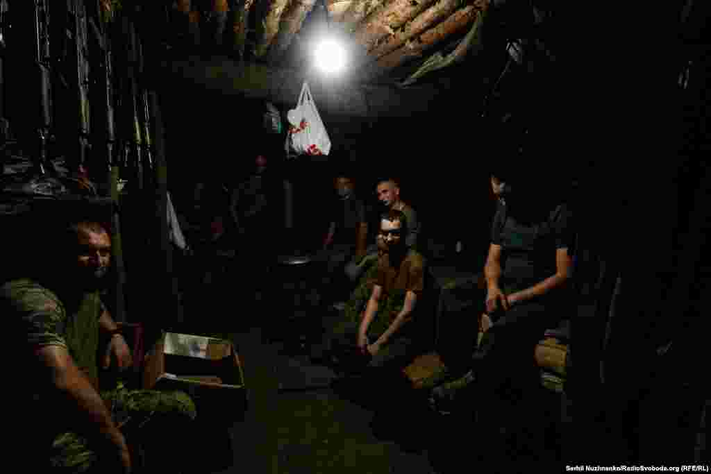 Поки є вільна хвилина, екіпажі танків ховаються від пекучого сонця