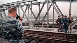 Оьрсийчоьнан полисхочо видео йу дIайазйеш шен доттагIех, Нохчийчуьра эскарш арадаха масех де дисинчу хенахь. Червленная станица. 1996-чу шеран дечкен-бутт