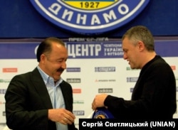 Президент «Динамо» (Київ) Ігор Суркіс (праворуч) вітає ще одного москвича на посаді головного тренера «Динамо», вручаючи Валерію Газзаєву шалик з емблемою команди, яка багато десятків років перед тим була уособленням українського футболу. Київ, 26 травня 2009 року