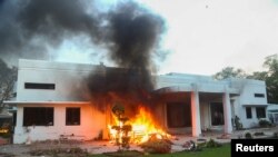 د مې پر نهمه پارېدلو کسانو په لاهور کې د پوځ د قل اردو (کور کمانډر) د کور سوځولو ترڅنګ پر یوشمېر حکومتي او پوځي ودانیو حملې وکړې.