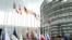 Подъем флагов новых стран ЕС у здания Европарламента в 2004 году