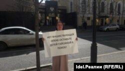 Диляра Гайсина напротив прокуратуры Татарстана, 3 мая 2023 года. 