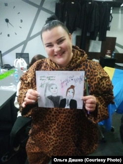 Alyona Alyona with a gift from the students in Velika Kostroma