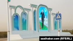 Огромный портрет Сердара Бердымухамедова на пустынной улице в Ашхабаде