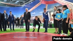 Президент Казахстана Касым-Жомарт Токаев и президент Франции Эмманюэль Макрон во время посещения выставки «Этноаул». Астана, 1 ноября 2023 года