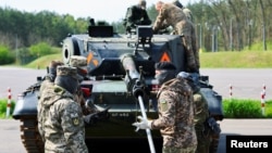 Украинские военные обучаются обращению с танком Leopard в рамках миссии EUMAM