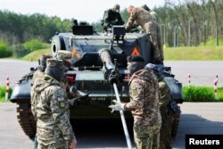 Українські солдати на навчанні з технічного обслуговування танків Leopard 1A5 на базі Бундесверу німецької армії, що є частиною Місії військової допомоги ЄС на підтримку України (EUMAM Ukraine). Клітц, Німеччина, 5 травня 2023 року
